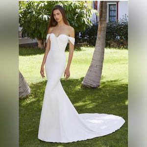 New wedding dress/ never worn.